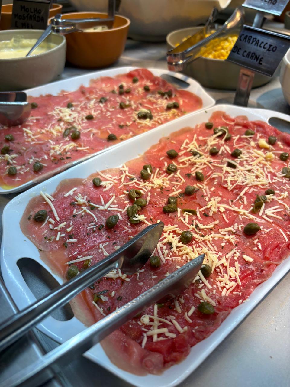 Carpaccio de carne da Casa das Três, com alcaparras e parmesão